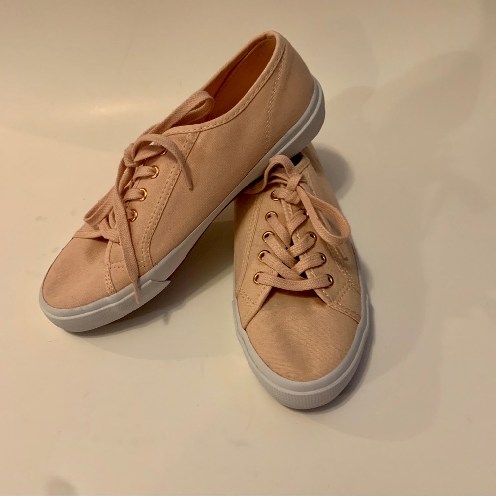 Old Navy Lace up sneakers